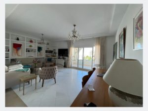 Salon avec une terrasse vue sur mer